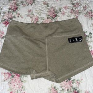 Fleo low rise contour 2.5 in Seneca gray size small!